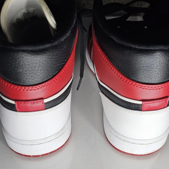 Mid AIR JORDAN1 CHICAGO 2020 WHITE HEEL RED/BLACK 554724-173 worn once no box - Picture 11 of 12